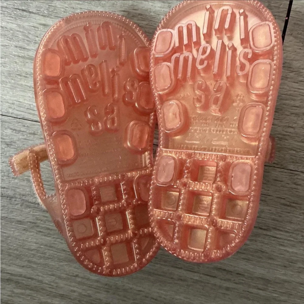 Mini Melissa reposhing this